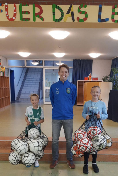 Neue Fußbälle für alle Klassen